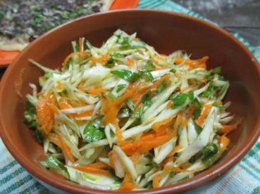 Салат из моркови и капусты