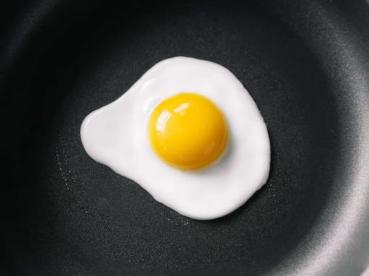 Яйцо куриное жареное (без масла)