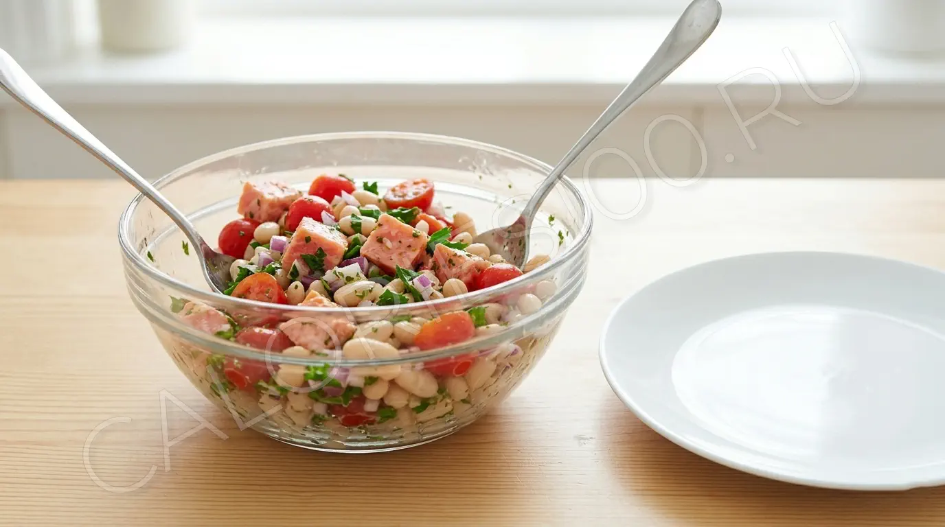 Смешивание соуса и салата